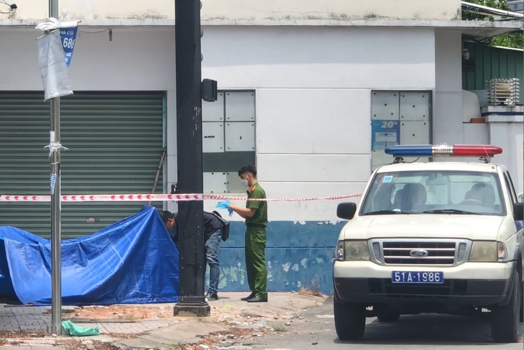 Người đàn ông tử vong trên vỉa hè sau chầu nhậu ở TPHCM - 1 Người đàn ông tử vong trên vỉa hè sau chầu nhậu ở TPHCM - 1