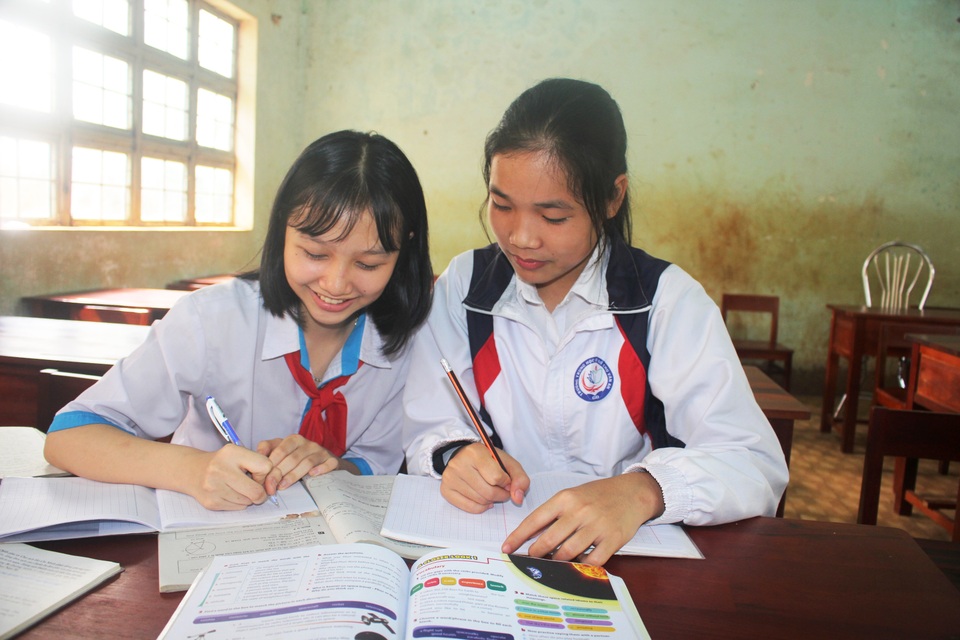 Những học sinh vùng khó nỗ lực học tập để nuôi ước mơ - 2 Những học sinh vùng khó nỗ lực học tập để nuôi ước mơ - 2