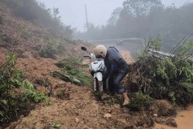Mưa lớn gây sạt lở đèo Sa Mù, gần 500 hộ dân phải sơ tán