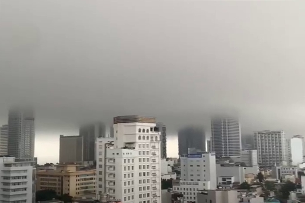 Mây đen dày đặc áp sát các tòa cao ốc ở Nha Trang - 1 Mây đen dày đặc áp sát các tòa cao ốc ở Nha Trang - 1