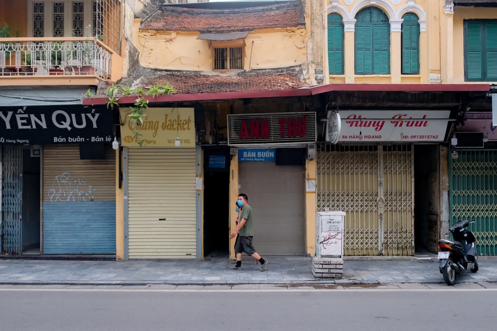 Những con phố thời trang ở Hà Nội: Ngày ế ẩm, tối tắt đèn \
