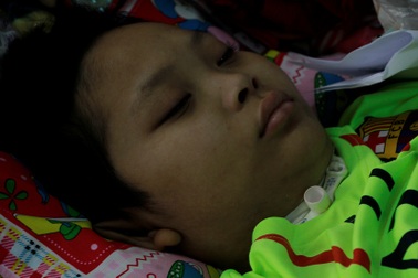 Người phụ nữ khóc cạn nước mắt vì chồng tâm thần, con mắc bệnh nan y