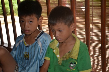 Người cha ngã xuống vực nằm liệt, 2 con thơ phải nghỉ học vì gia cảnh nghèo