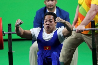 Lực sĩ Lê Văn Công lập kỷ lục thế giới