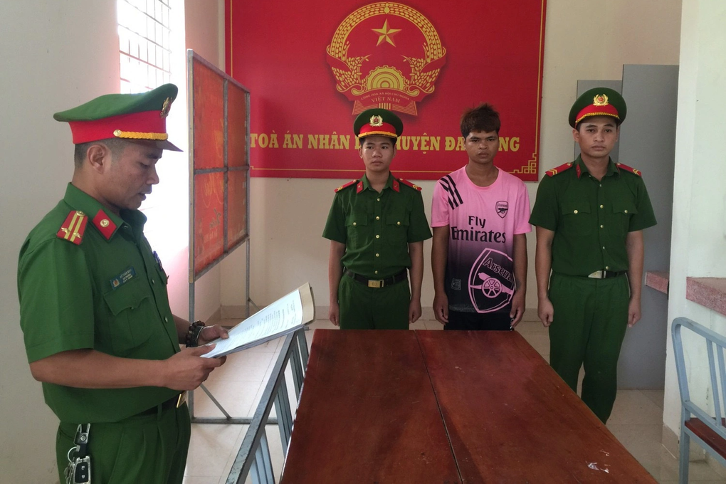 Nam thanh niên lái xe máy đâm cán bộ CSGT bị thương - 1 Nam thanh niên lái xe máy đâm cán bộ CSGT bị thương - 1