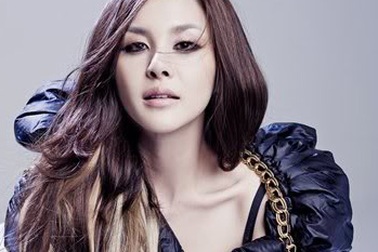 Nữ ca sĩ gợi cảm Ivy bị mạo danh trên web “đen”