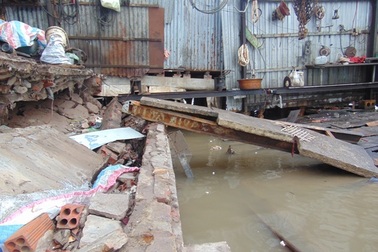 Cà Mau: Nhiều nhà dân lại bị "nuốt chửng", thiệt hại tiền tỷ