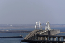 Ukraine dọa đánh sập cầu Crimea, Nga cảnh báo cứng rắn