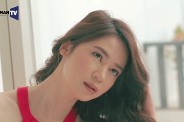 Laura Basuki trong hậu trường một buổi chụp hình