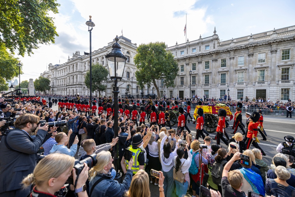 Linh cữu Nữ hoàng Anh được rước qua trung tâm London - 6 Linh cữu Nữ hoàng Anh được rước qua trung tâm London - 6