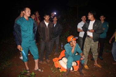 Hàng trăm người tham gia tìm kiếm 3 thanh niên bị nước cuốn mất tích