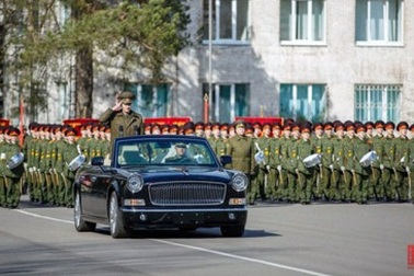 Xe mui trần Trung Quốc tham gia diễu binh tại Belarus