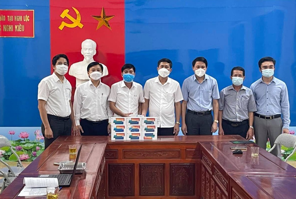 Phụ huynh chạy đôn, chạy đáo khi nhà có đông con cùng học online - 3 Phụ huynh chạy đôn, chạy đáo khi nhà có đông con cùng học online - 3