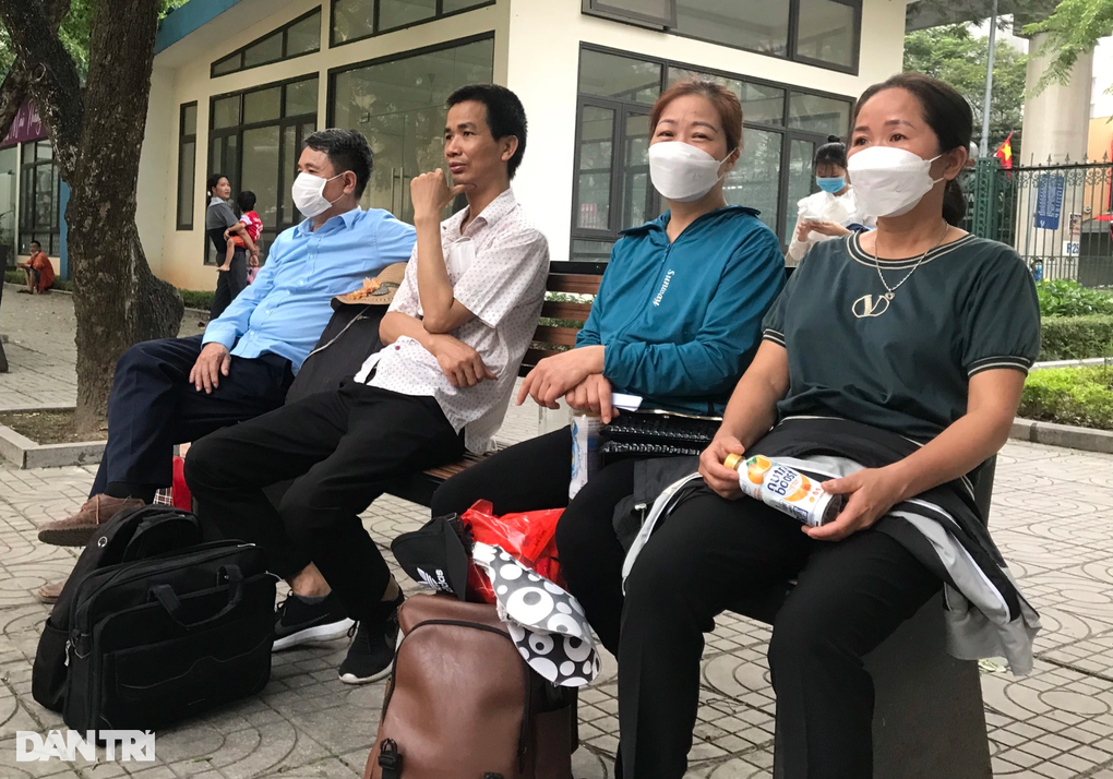 Thí sinh gặm bánh mì, lều chõng thi đánh giá năng lực Trường ĐH Sư Phạm - 1 Thí sinh gặm bánh mì, lều chõng thi đánh giá năng lực Trường ĐH Sư Phạm - 1