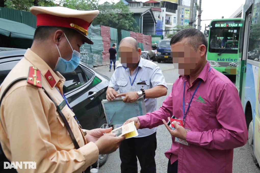 Nhiều tài xế buýt Hà Nội ngỡ ngàng khi bị CSGT xử phạt - 2 Nhiều tài xế buýt Hà Nội ngỡ ngàng khi bị CSGT xử phạt - 2