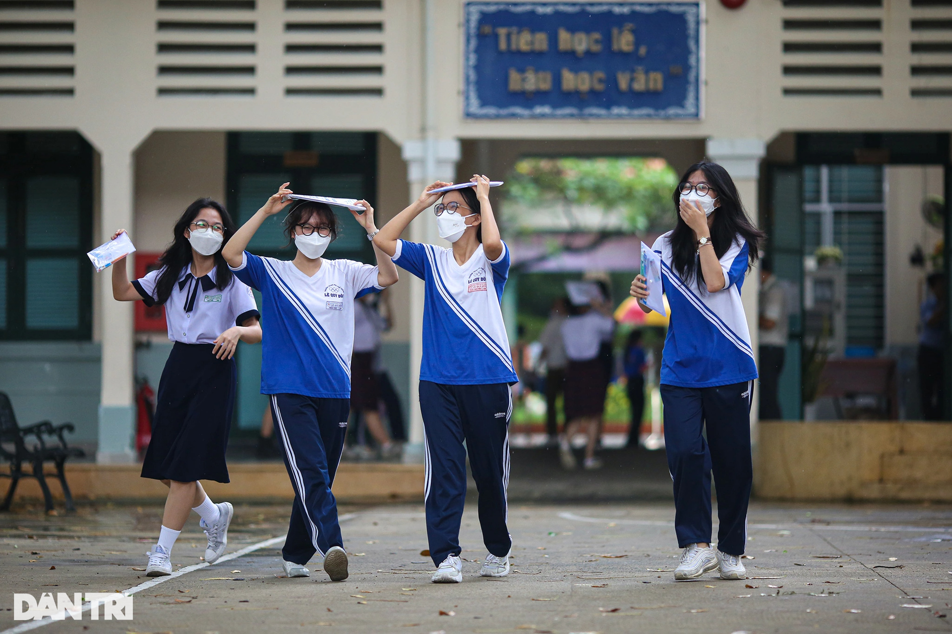 Thí sinh, phụ huynh đội mưa trong ngày làm thủ tục thi tốt nghiệp THPT 2022 - 11 Thí sinh, phụ huynh đội mưa trong ngày làm thủ tục thi tốt nghiệp THPT 2022 - 11