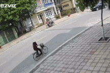 Xe máy dừng sát lề đường bị “xe điên” tông mạnh từ phía sau