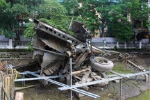 Cận cảnh "pháo đài bay B52" "lộ xác" tại hồ Hữu Tiệp