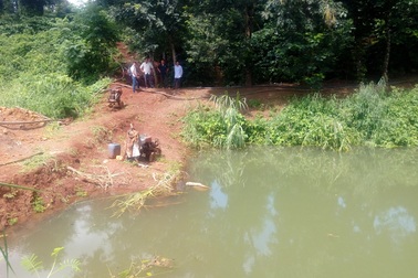 Cả 3 cha con cùng tử vong dưới hồ