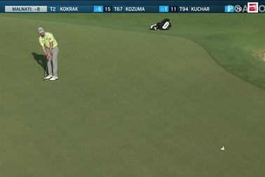 Webb Simpson thực hiện cú birdie từ khoảng cách gần 9m