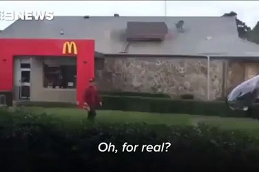 Đáp trực thăng để... lấy thức ăn