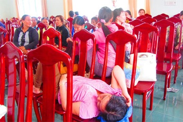 Nhà máy thuốc lá gây ô nhiễm, dân đến “ăn vạ” xã