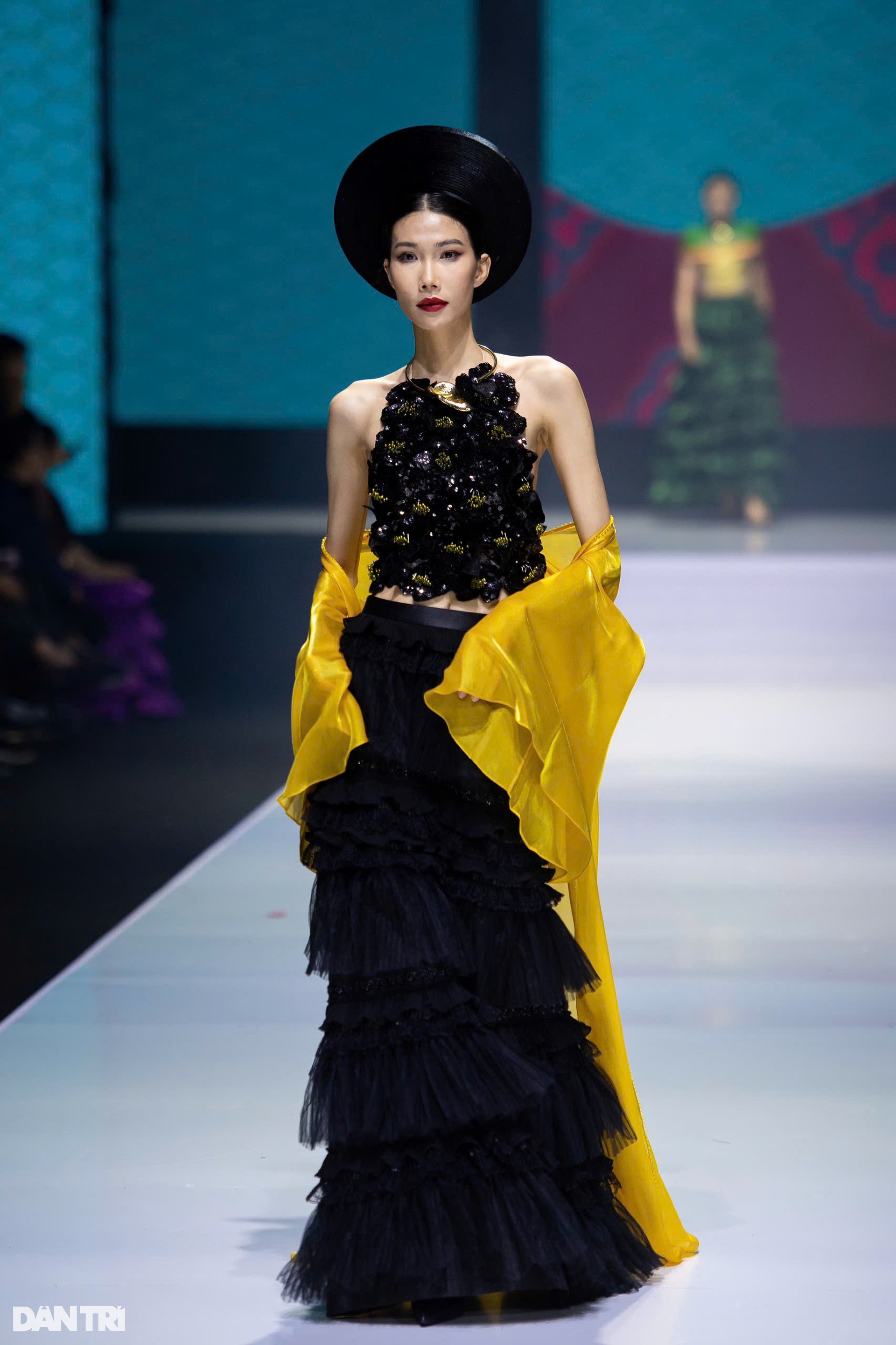 Dàn chiến binh diện váy áo nóng bỏng xuất hiện trên sàn diễn thời trang - 11 Dàn chiến binh diện váy áo nóng bỏng xuất hiện trên sàn diễn thời trang - 11