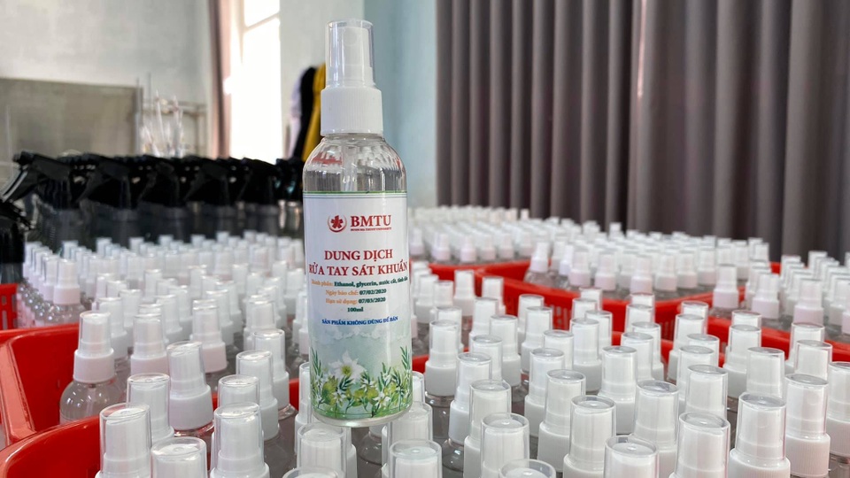 ĐH Buôn Ma Thuột sản xuất hàng ngàn lít nước sát khuẩn tặng cộng đồng - 2 ĐH Buôn Ma Thuột sản xuất hàng ngàn lít nước sát khuẩn tặng cộng đồng - 2