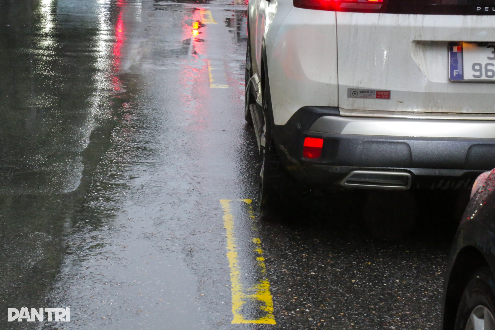 Vạch kẻ làn đường bị mờ nhìn như ma trận, nhiều lái xe lo bị phạt oan - 6