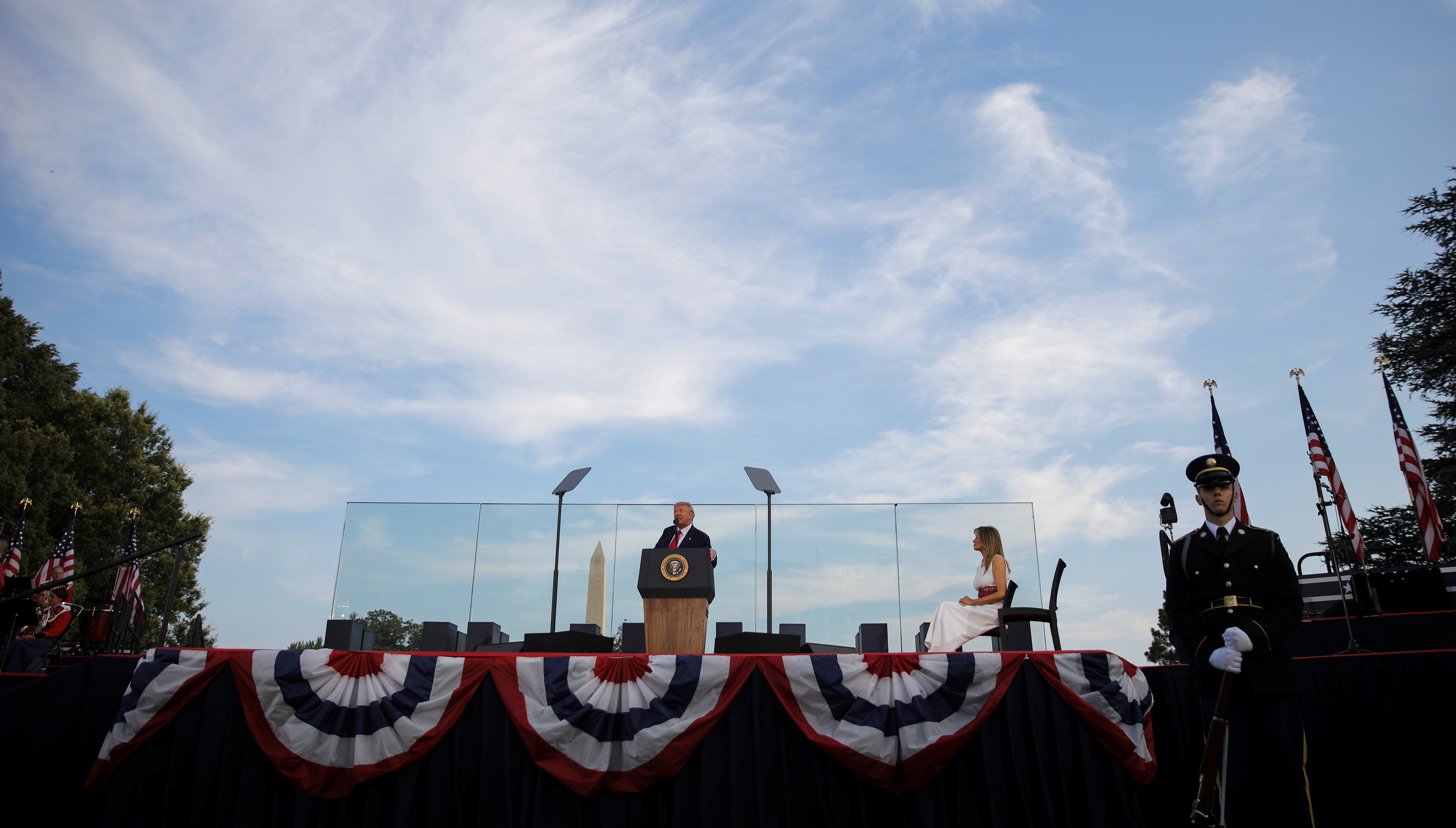 Dàn máy bay quân sự phô diễn sức mạnh mừng quốc khánh Mỹ - 19