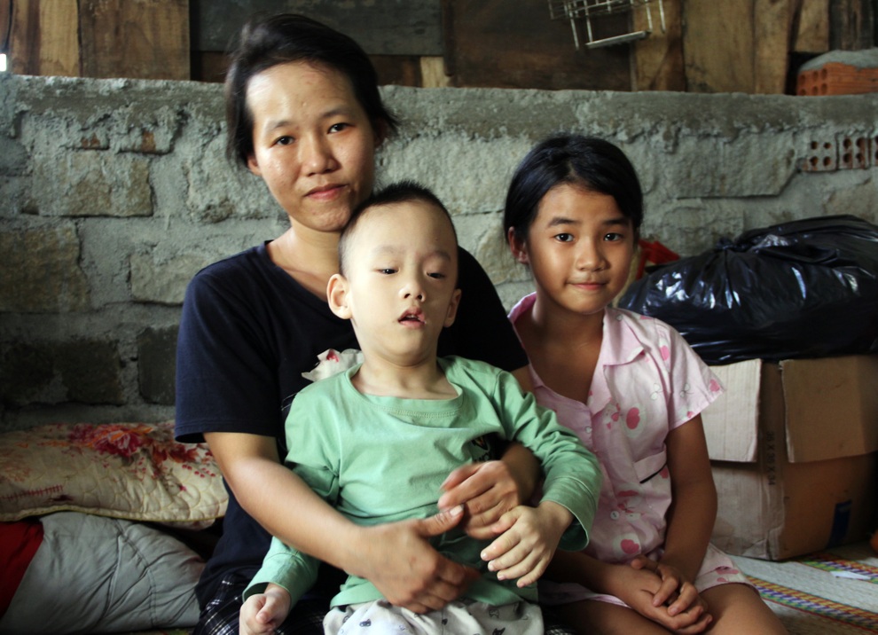 Cậu bé 6 tuổi nghẹn ngào cầu xin các nhà hảo tâm giúp đôi chân em lành lặn - 2 Cậu bé 6 tuổi nghẹn ngào cầu xin các nhà hảo tâm giúp đôi chân em lành lặn - 2