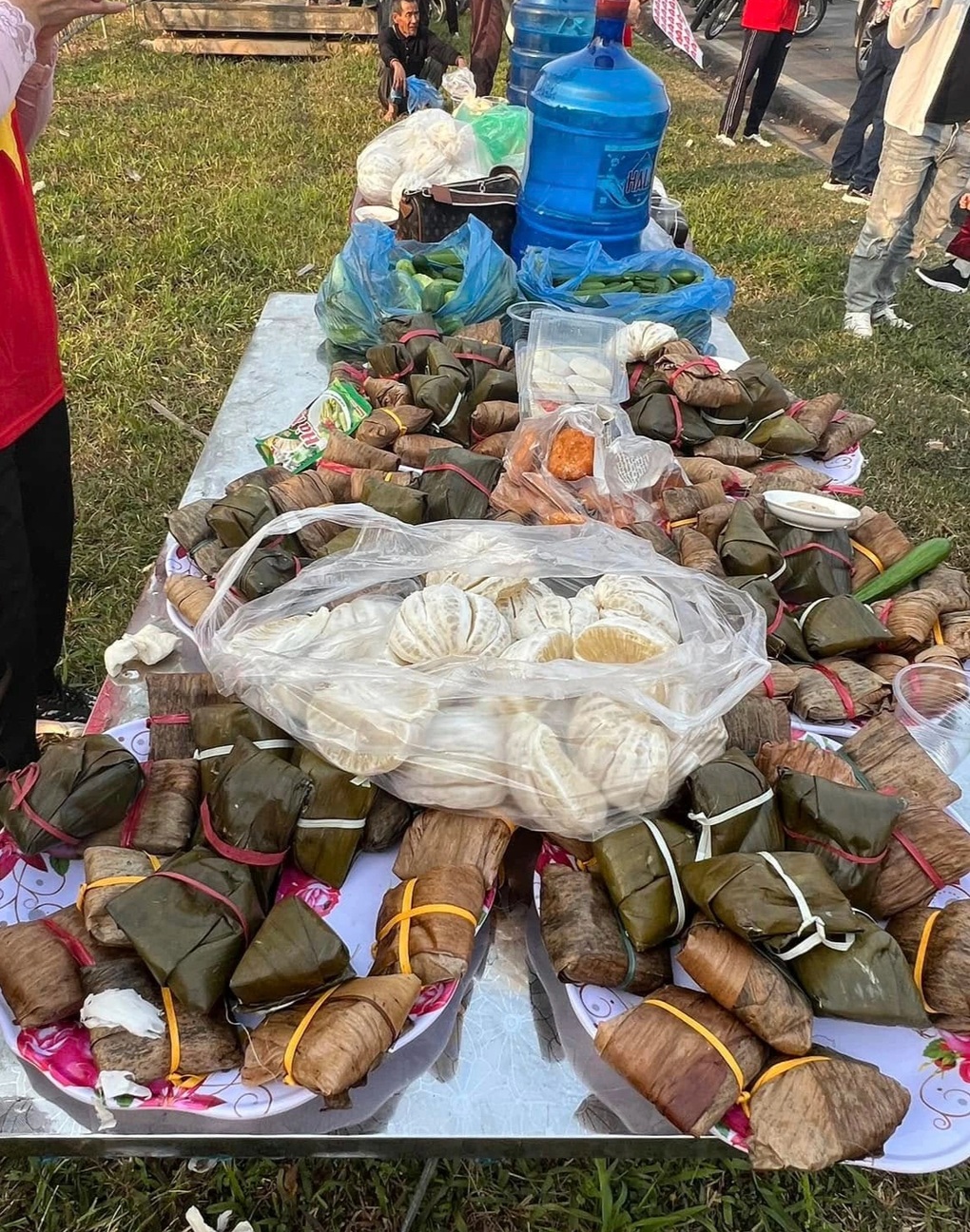 Người dân Việt Trì làm đồ ăn miễn phí chiêu đãi CĐV về cổ vũ tuyển Việt Nam - 1 Người dân Việt Trì làm đồ ăn miễn phí chiêu đãi CĐV về cổ vũ tuyển Việt Nam - 1