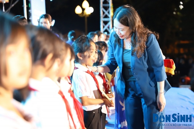 Phó Chủ tịch nước Võ Thị Ánh Xuân đã thăm hỏi, động viên các em thiếu nhi chăm ngoan, học giỏi để sau này xây dựng đất nước giàu mạnh và tặng quà cho các cháu