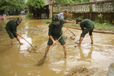 Huế: Toàn dân đi dọn bùn!