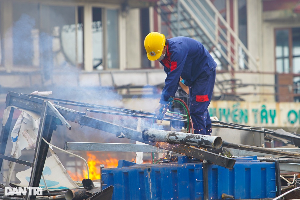 Hà Nội: Cận cảnh tháo dỡ bãi tàu thuyền hoang phế nhiều năm ở hồ Tây - 4 Hà Nội: Cận cảnh tháo dỡ bãi tàu thuyền hoang phế nhiều năm ở hồ Tây - 4
