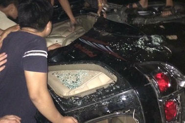 Đập phá, đốt xe Fortuner vì nghi nhóm người trong xe bắt cóc trẻ em