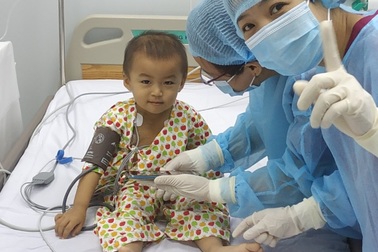 Bé gái 3 tuổi chiến thắng ung thư sau khi ghép tế bào gốc