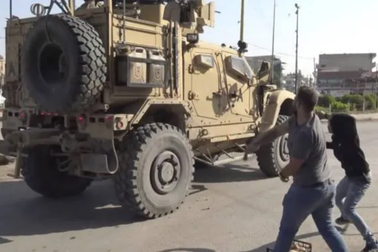 Người Kurd giận dữ ném khoai tây vào xe chở lính Mỹ rút quân