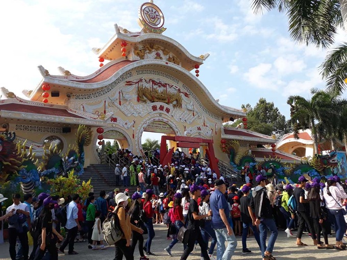 Tại Khu du lịch Suối Tiên, người dân từ khắp các nơi đổ về vui chơi trong ngày 30/4. Trong ảnh, dòng người xếp hàng dài vào cổng khu vui chơi này