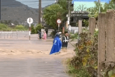 Mưa lớn, nước dâng cao chảy xiết ở nơi "khô hạn nhất nước"