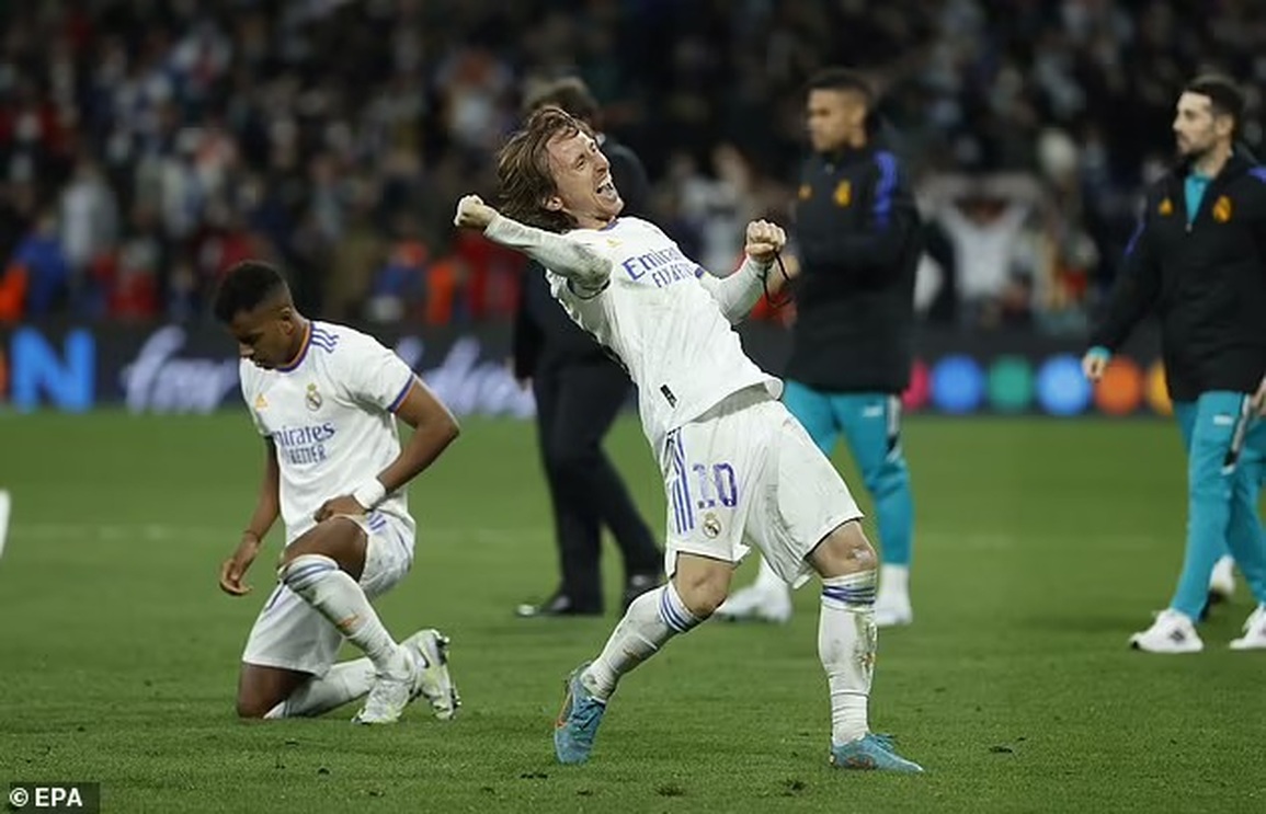 Luka Modric khiến người hâm mộ ngả mũ với cú trivela đẳng cấp - 3 Luka Modric khiến người hâm mộ ngả mũ với cú trivela đẳng cấp - 3