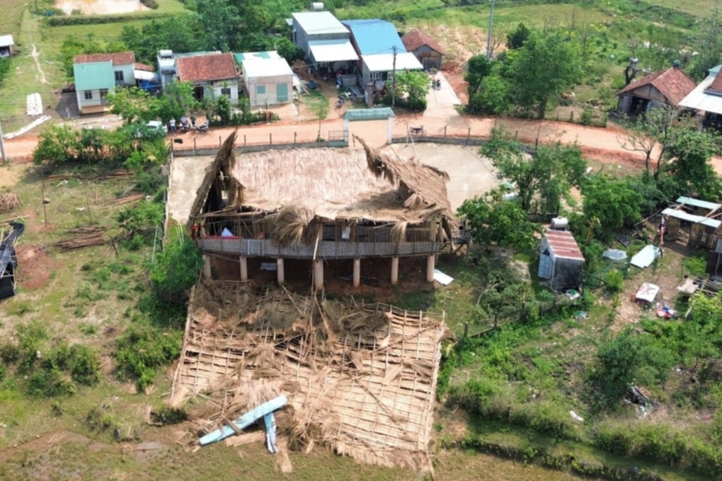 Mưa đá kèm dông lốc cuốn bay mái nhà, gia đình 10 người phải đi ở nhờ - 1 Mưa đá kèm dông lốc cuốn bay mái nhà, gia đình 10 người phải đi ở nhờ - 1