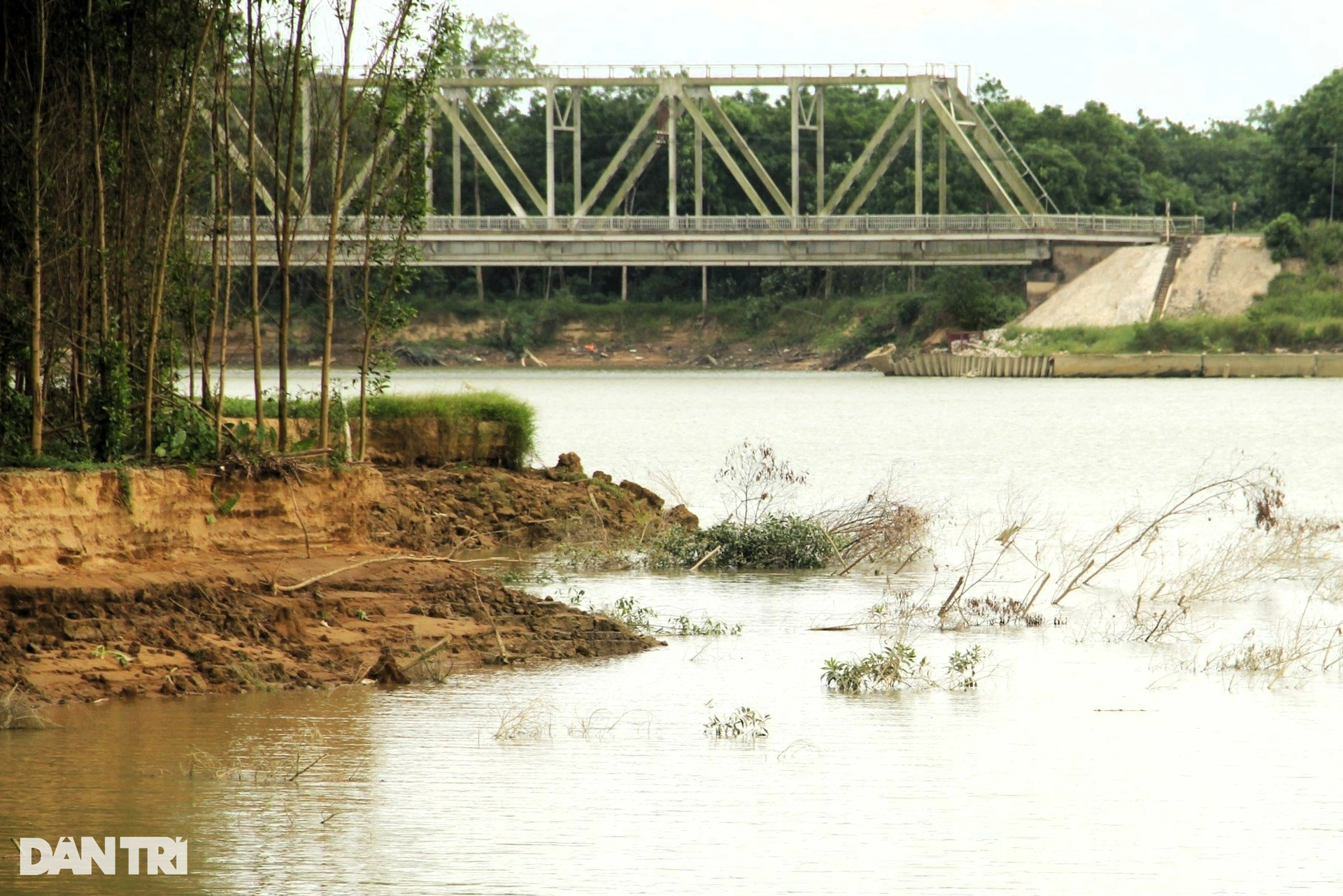 Sạt lở nghiêm trọng kéo dài dọc bờ sông Lam, dân lo lắng - 4