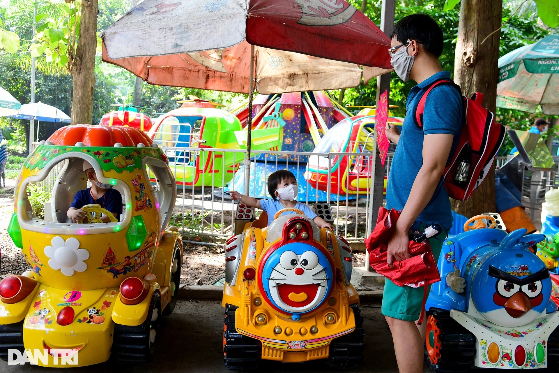 Thảo cầm viên Sài Gòn mở cửa, người dân đổ xô đưa con em đến vui chơi - 15 Thảo cầm viên Sài Gòn mở cửa, người dân đổ xô đưa con em đến vui chơi - 15