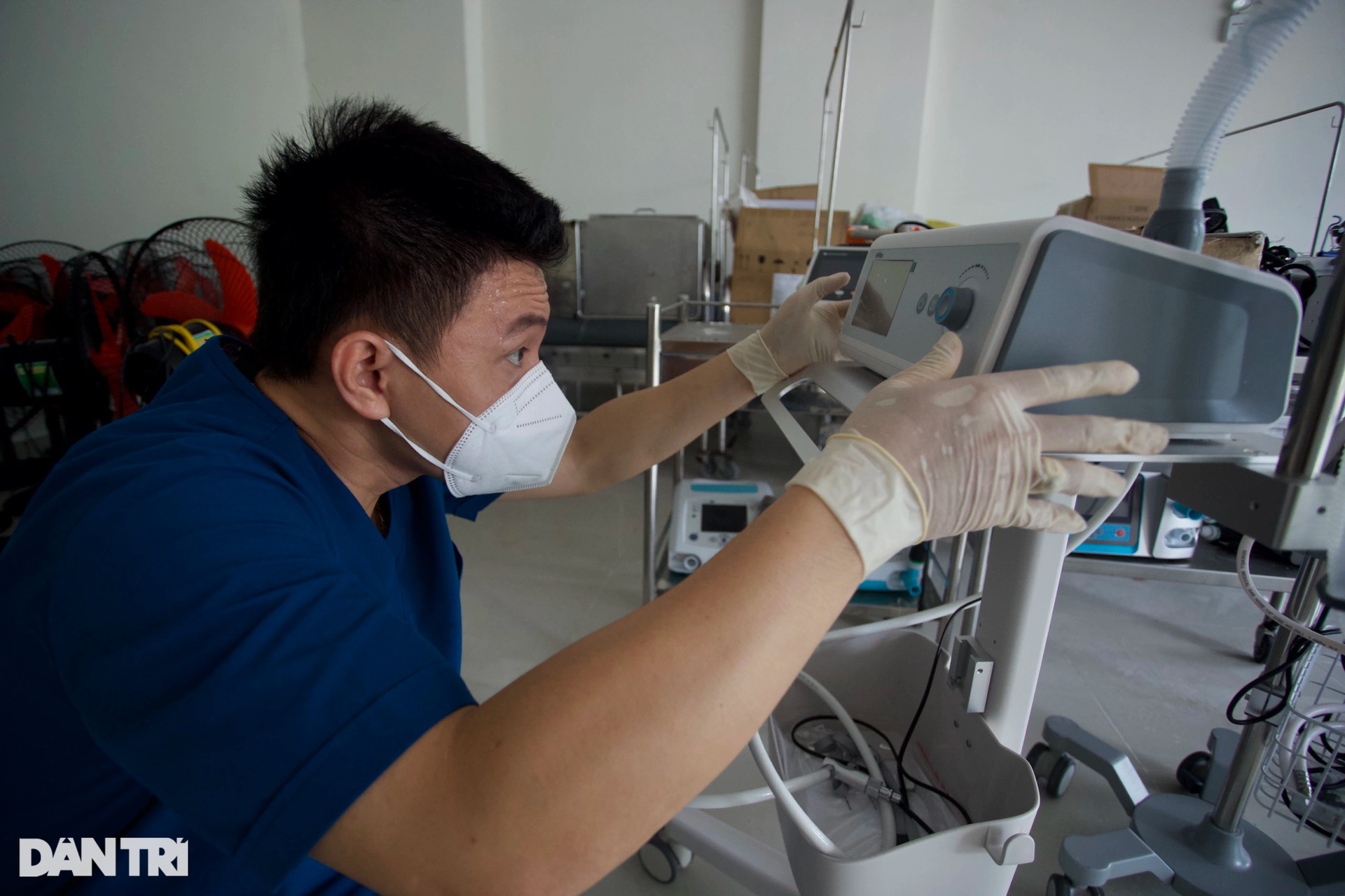 Máy thở, bình oxy xếp đầy kho bệnh viện dã chiến vì hết bệnh nhân cấp cứu - 4