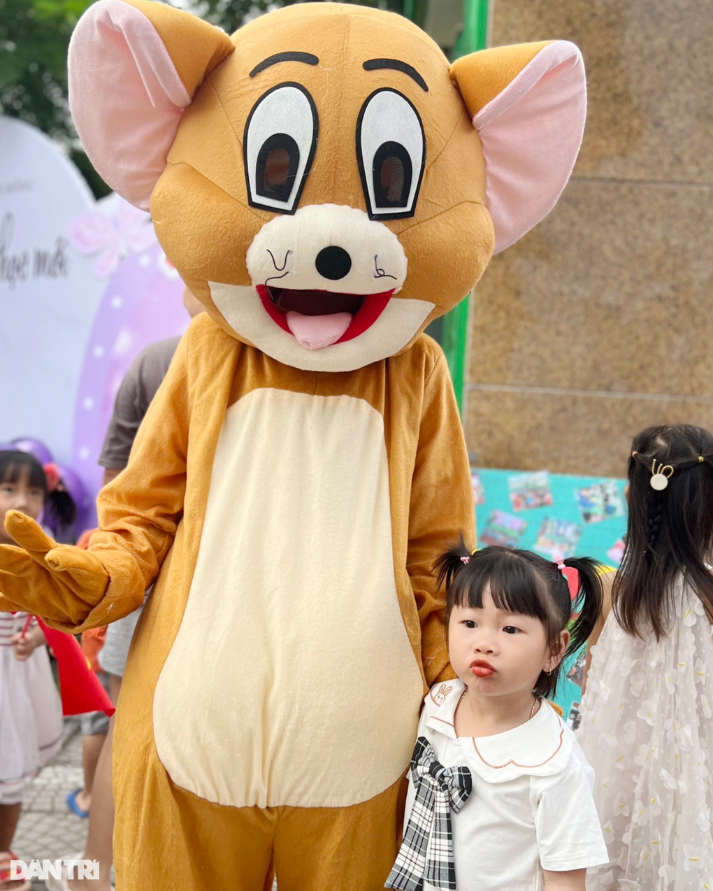 Biểu cảm đáng yêu của các bé mầm non ngày khai trường - 4 Biểu cảm đáng yêu của các bé mầm non ngày khai trường - 4