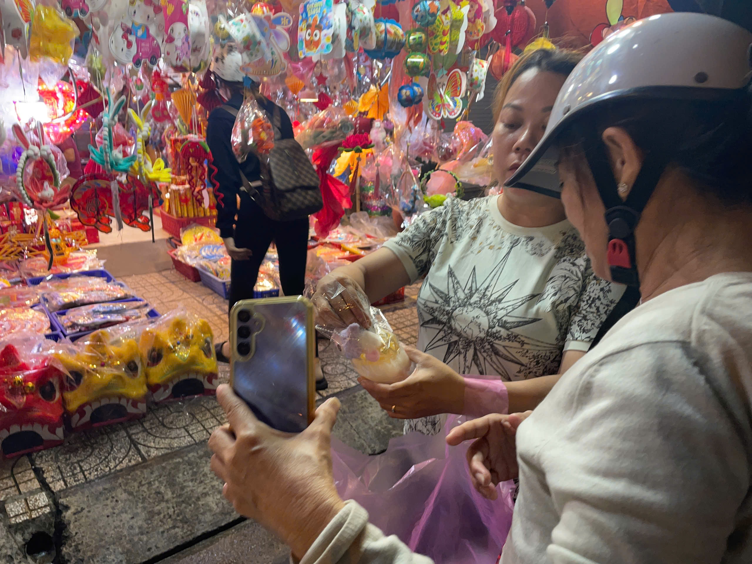 Doanh thu giảm 50%, tiểu thương bán lồng đèn thấp thỏm mùa lễ hội - 2