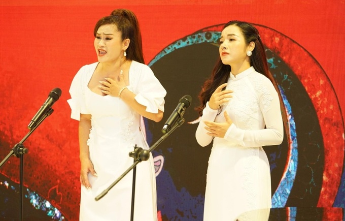 Nghệ sĩ Opera Đào Tố Loan (trái) và nghệ sĩ Bùi Thị Trang (phải) sẽ vào vai Công nữ Anio.