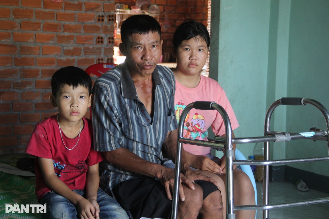 Người cha liệt muốn thoát cảnh cúi đầu ăn xin giữa chợ nuôi con thơ - 5 Người cha liệt muốn thoát cảnh cúi đầu ăn xin giữa chợ nuôi con thơ - 5