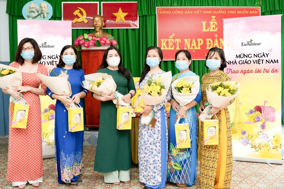 Enchanteur và hành trình trao gửi hộp quà nhân ngày Nhà giáo Việt Nam đến những người ươm mầm tri thức - 5 Enchanteur và hành trình trao gửi hộp quà nhân ngày Nhà giáo Việt Nam đến những người ươm mầm tri thức - 5